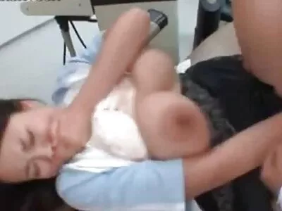 دانش آموز سکسی در حال انيميشن سكسي انجام blowjob است