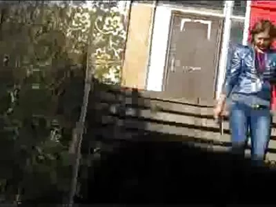 بانوی بلوند زرق و انیمیشن سکسی هنتای برق دار لباس هایش را در می آورد