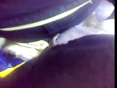 بلوند جذاب یک اسباب سکس انیمیشن اسب بازی برای گاز خود دارد